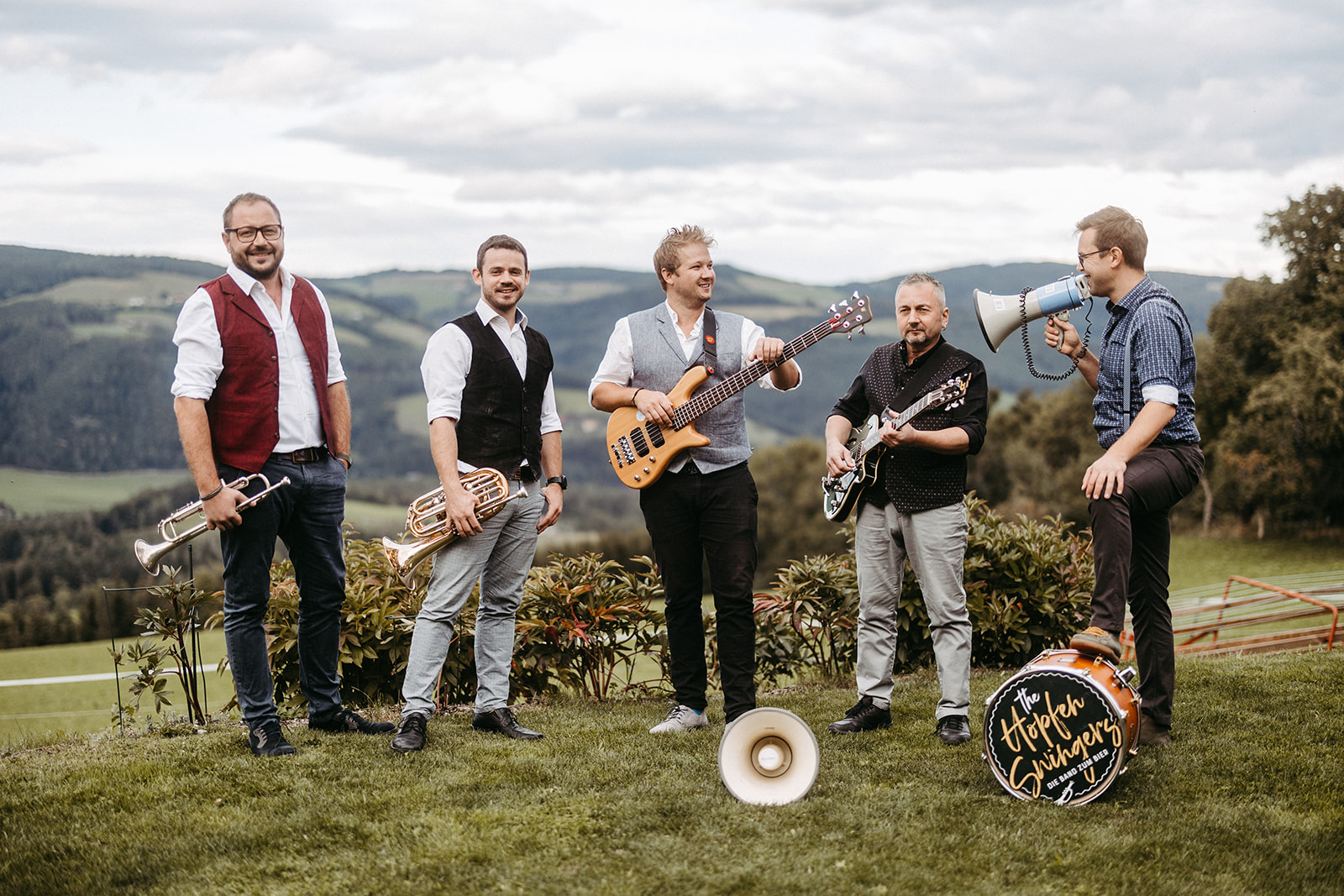 Gruppenfoto der fünf Musiker von The Hopfen Swingers mit ihren Instrumenten